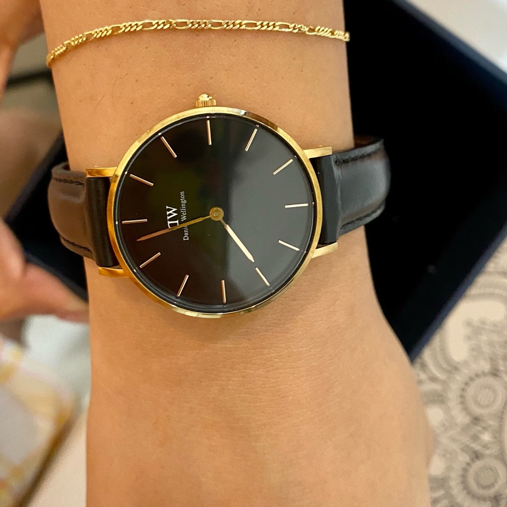 DW - Daniel Wellington Woman’s Black and Gold watch